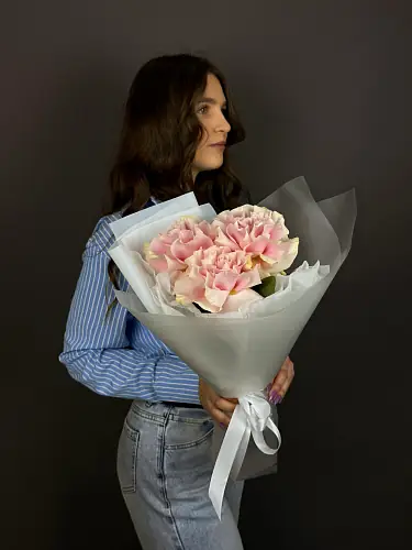 На фото №3 Нежный букет живых цветов с Розовыми розами в дизайнерской упаковке