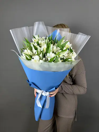 На фото №4 Букет живых цветов из 15 белых альстромерий в дизайнерской упаковке