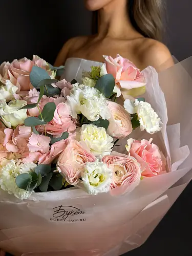 На фото №3 Нежный букет с ранункулюсами и гортензией 