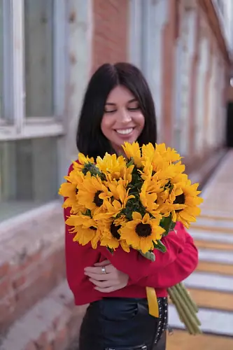 На фото №3 Букет "11 Подсолнухов"