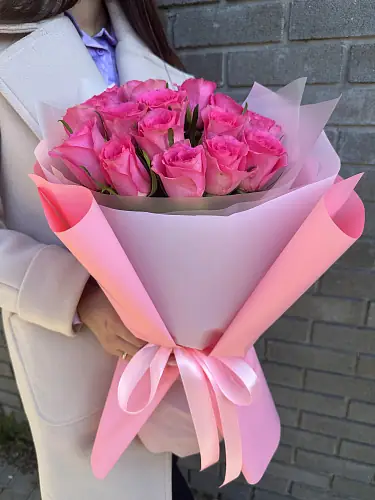 Букет живых цветов из 15 розовых роз оформленный в дизайнерскую упаковку
