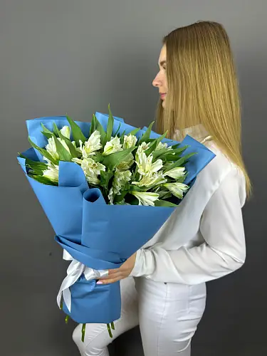На фото №3 Букет живых цветов из белой альстромерии