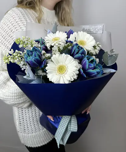 Букет с яркими тюльпанами и сиренью