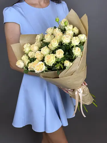 На фото №4 Букет из Кремовых кустовых розы