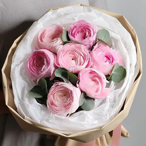 На фото №2 7 Розовых ранункулюсов с эвкалиптом 