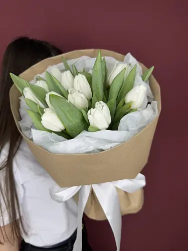 На фото №4 13 Белых Тюльпанов в упаковке