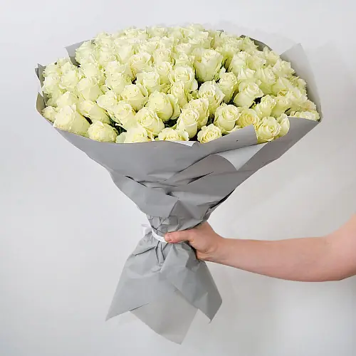 На фото №2 101 Белая Кенийская роза