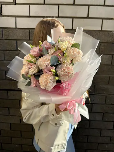 На фото №3 Букет с гвоздикой и эустомой 