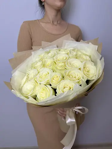 На фото №7 25 Белых роз в крафте