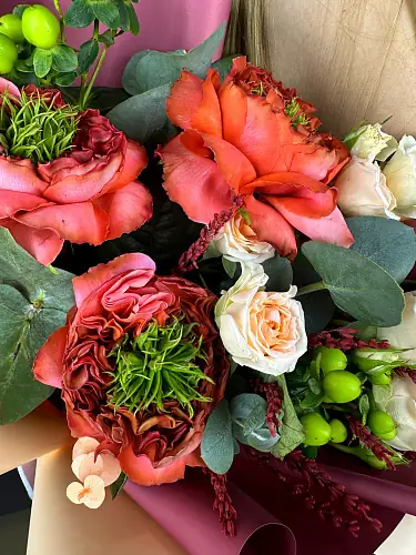 На фото №3 Букет из кустовых и пионовидных роз