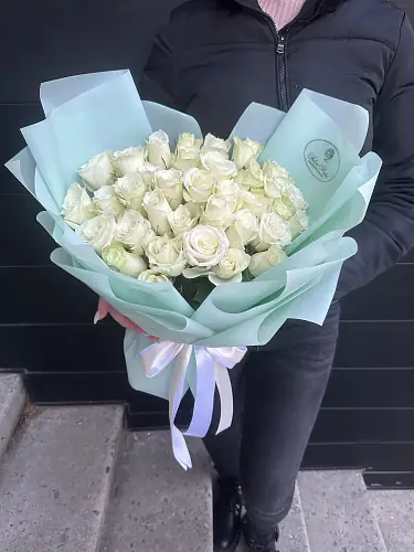 На фото №3 Авторская композиция белых роз