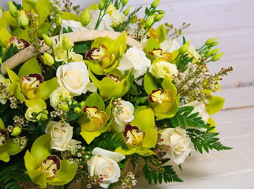 На фото №3 Корзина с орхидеями и розами 