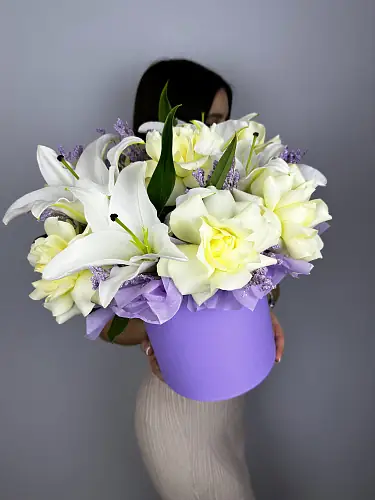 На фото №2 Букет живых цветов с лилией и французскими розами в шляпной коробке