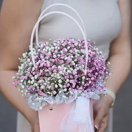 На фото №2 Нежная розовая гипсофила в сумке 