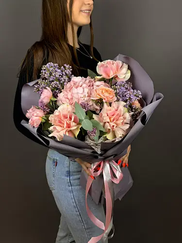 На фото №2 Авторский букет с сиренью и розами 