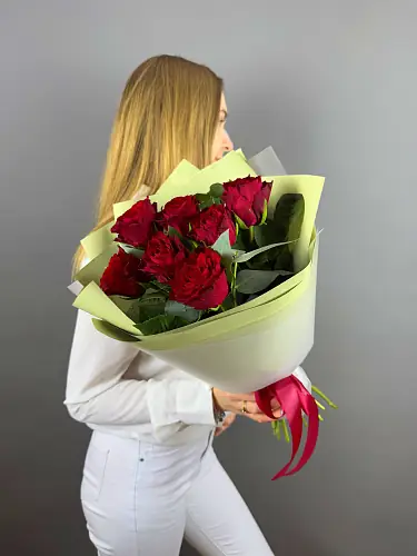 На фото №6 Букет живых цветов из красных роз оформленный в дизайнерскую упаковку