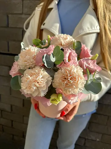 На фото №2 Букет живых цветов с эустомой и гвоздикой в нежной шляпной коробке