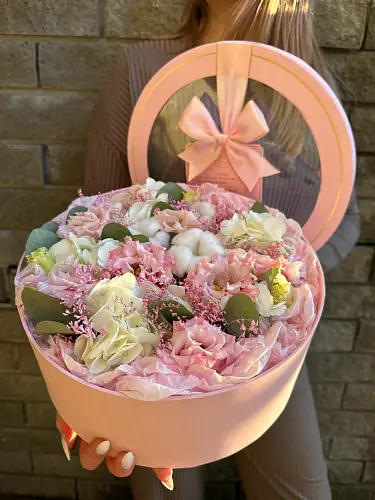 На фото №2 Шляпная коробка с эустомой и гортензией 