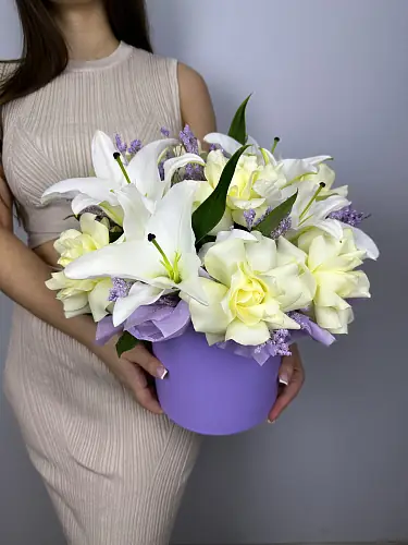 На фото №3 Композиция живых цветов с лилией и розами