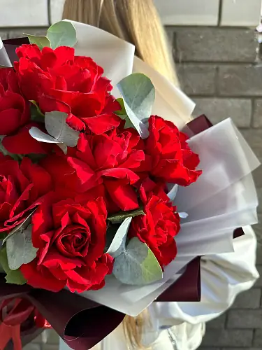 На фото №3 Букет живых цветов из 7 Красных роз с эвкалиптом в дизайнерской упаковке