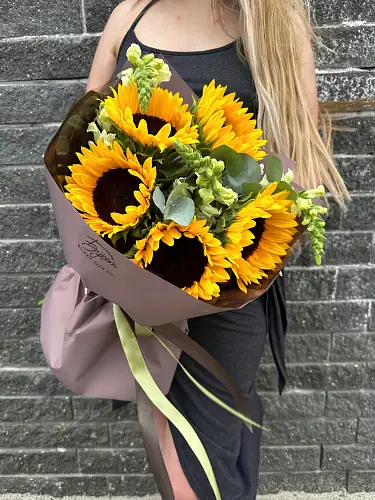 5 подсолнухов и зелень