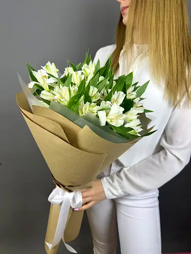 На фото №3 Букет живых цветов из белых альстромерий в крафтовой упаковке