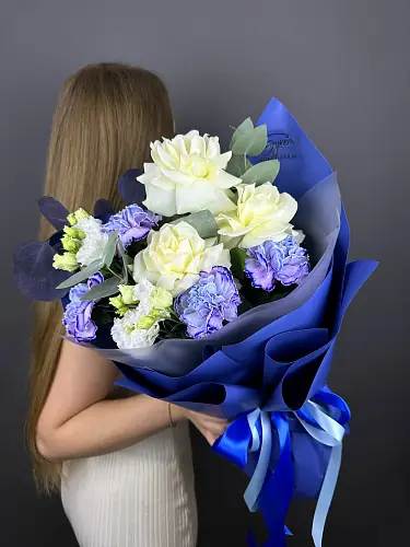 На фото №8 Шикарный Букет с Розами и Синими Диантусами