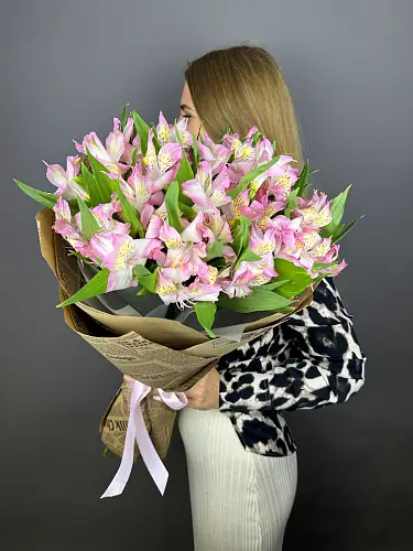 На фото №2 Моно-композиция с альстромерией