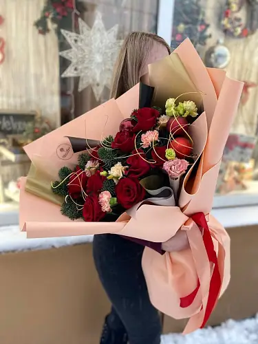 На фото №2 Букет новогодний с розами
