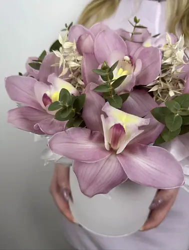 На фото №4 Букет живых цветов из нежных орхидей в красивой белой шляпной коробке