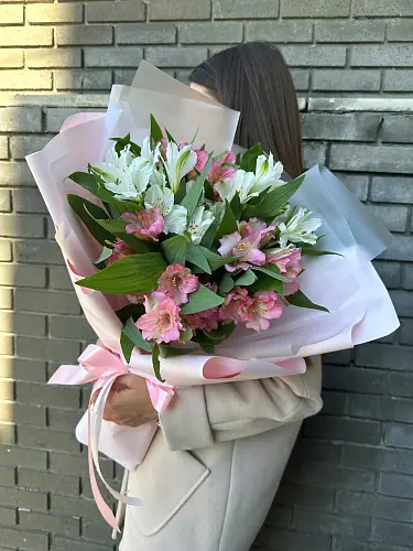 На фото №4 Букет живых цветов из белой и розовой альстромерии