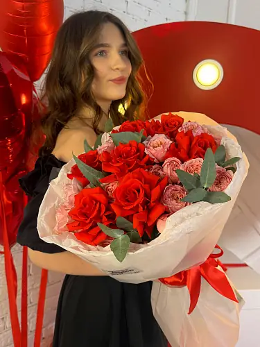 На фото №4 Композиция с рыжей розой в упаковке 