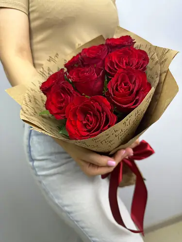 На фото №3 Букет живых цветов из 9 Красных роз