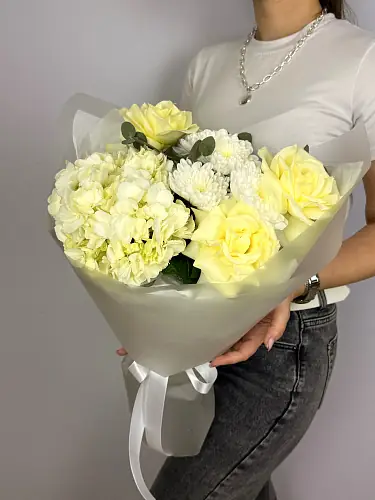 На фото №3 Стильный букет с гортензией и розами