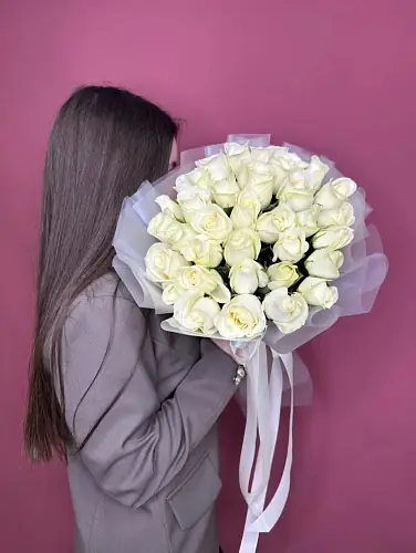 На фото №4 Букет живых цветов из 35 Белых Роз