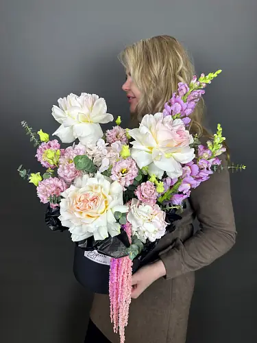 На фото №2 Авторская композиция с розами и эустомой