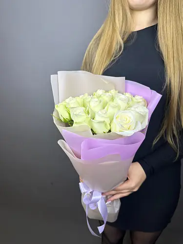 На фото №2 17 Белоснежных Премиум Роз