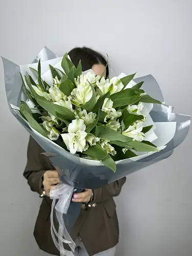 На фото №6 Букет из 5 белых альстромерий