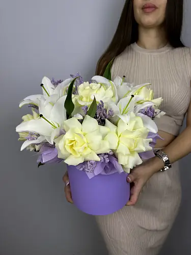 На фото №6 Букет живых цветов с лилией и французскими розами в шляпной коробке