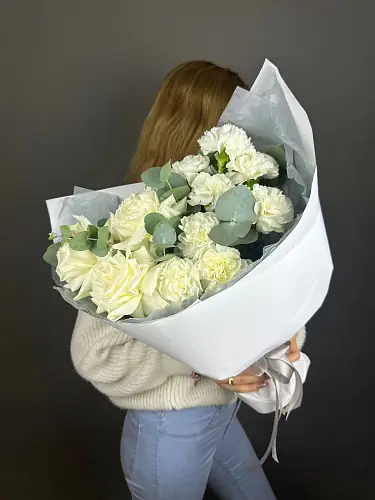 На фото №4 Букет живых цветов из диантусов и роз