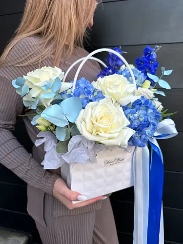 На фото №3 Сумка с Розой и Гортензией 