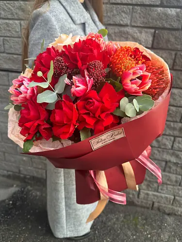 На фото №6 Букет с розами и тюльпанами 