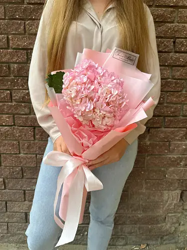 На фото №2 Букет живых цветов с розовой гортензией в дизайнерской упаковке