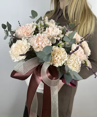 На фото №4 Букет живых цветов с диантусами в коробке