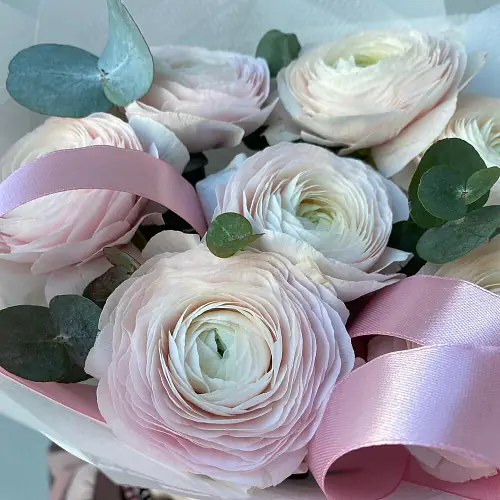 На фото №2 7 Ранункулюсов с эвкалиптом 