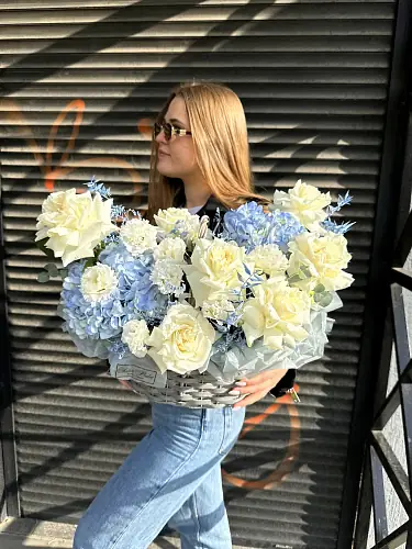 На фото №3 Корзина с цветами - розы пионовидные и голубая гортензия