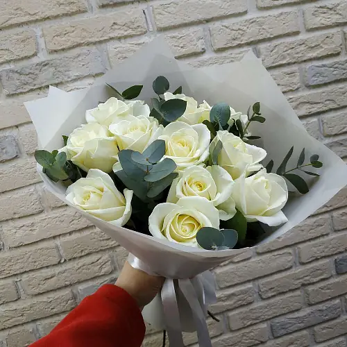 На фото №2 Букет живых цветов из 11 роз Эквадор с эвкалиптом в дизайнерской упаковке