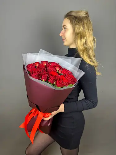 На фото №4 Букет из роз и гиперикума