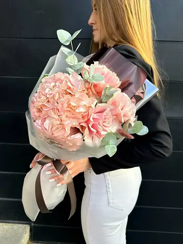 На фото №5 Букет живых цветов с гортензией и французскими розами