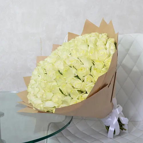 На фото №2 101 Белая роза в крафте 